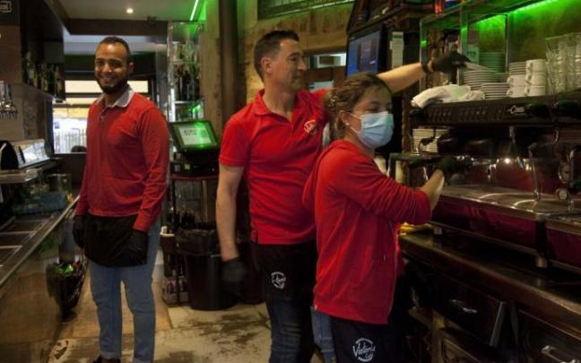 Camareros en un bar de Vitoria