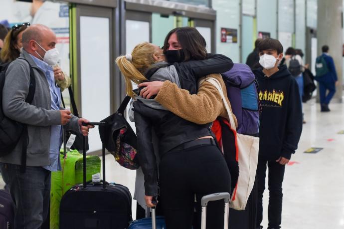 Dos personas se abrazan a su llegada al aeropuerto de Adolfo Suárez.