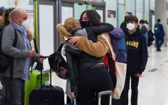 Dos personas se abrazan a su llegada al aeropuerto de Adolfo Suárez. Dos personas se abrazan a su llegada al aeropuerto de Adolfo Suárez.