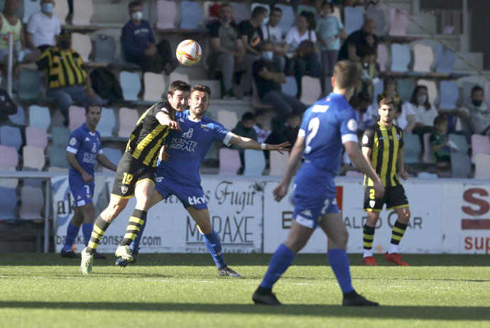 Bittor Isuzkia, del Barakaldo, e Iriondo, del Portugalete, en el derbi del domingo