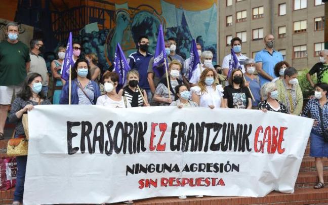 La asociación feminista Argitan ha realizado una concentración para condenar las recientes agresiones sexuales acontecidas en Barakaldo.