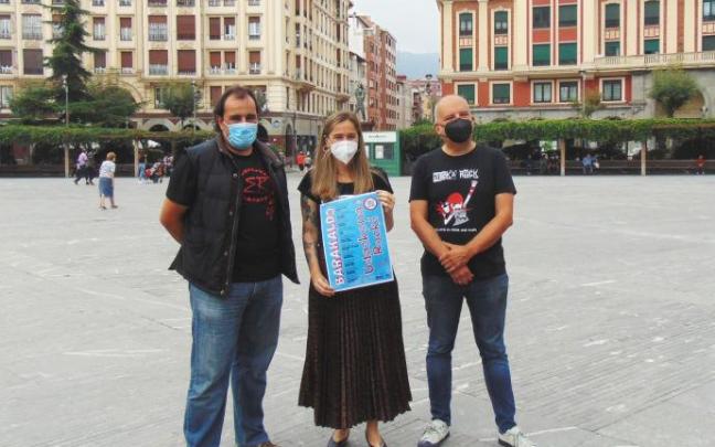 La edil de Cultura, Nerea Cantero, junto a representantes de las bandas de rock locales. La edil de Cultura, Nerea Cantero, junto a representantes de las bandas de rock locales.