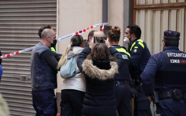 Un hombre se atrinchera en un bar de Barakaldo tras herir a dos personas. Un hombre se atrinchera en un bar de Barakaldo tras herir a dos personas.