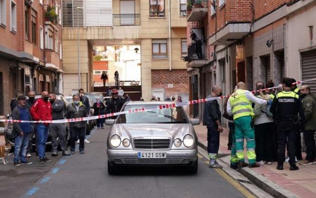 El hombre que se había atrincherado en un bar de Barakaldo fue finalmente detenido. El hombre que se había atrincherado en un bar de Barakaldo fue finalmente detenido.