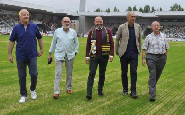 Juan Carlos Villar, Juanma Amirola, Jesús María Isusi, Ricardo Arana y Jorge López, sobre el césped de Lasesarre. Juan Carlos Villar, Juanma Amirola, Jesús María Isusi, Ricardo Arana y Jorge López, sobre el césped de Lasesarre.
