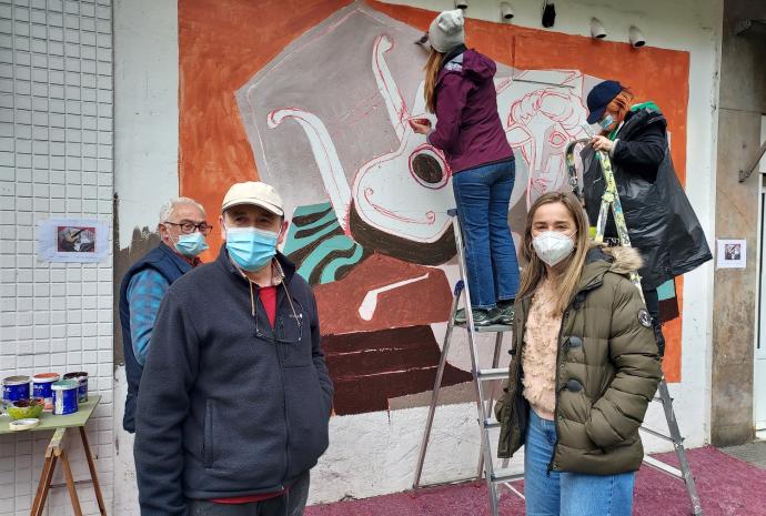 El artista barakaldarra, Javier Santurtún, junto a la edil de Cultura, Nerea Cantero.