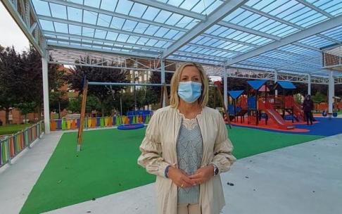 La alcaldesa, Amaia del Campo, en el nuevo parque infantil cubierto de la Plaza de las Esculturas. La alcaldesa, Amaia del Campo, en el nuevo parque infantil cubierto de la Plaza de las Esculturas.