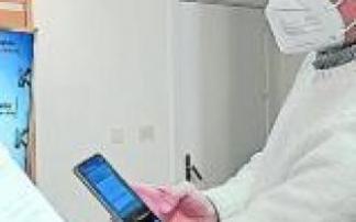 El edil, con la 'app'. Foto: A. B.