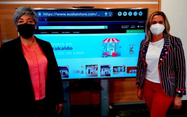 La presidenta de ACE Barakaldo, Ana Morgado, con la alcaldesa, Amaia del Campo.