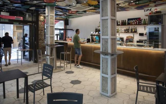 Interior del nuevo bar Aldapa, que llevaba años cerrado, y acaba de abrir sus puertas. Interior del nuevo bar Aldapa, que llevaba años cerrado, y acaba de abrir sus puertas.