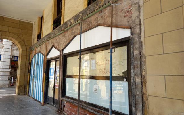 Aspecto del exterior del bar Barandiarán, sin mármol y sin vidriera, este lunes.