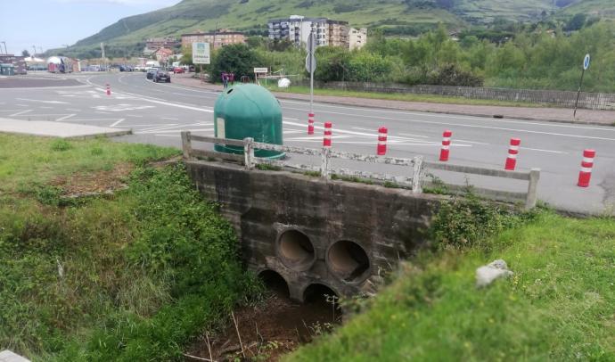 Tuberías de desagüe provenientes del arroyo Juanes que cruza de lado a lado la parcela a recuperar para el dominio público.