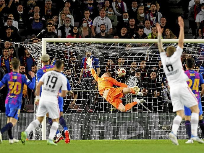 Ter Stegen no puede detener el segundo gol del Eintracht, un chutazo de Santos Borré (número 19). Foto: Alejandro García (Efe)