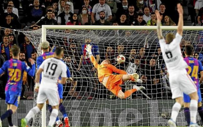 Ter Stegen no puede detener el segundo gol del Eintracht, un chutazo de Santos Borré (número 19). Foto: Alejandro García (Efe) Ter Stegen no puede detener el segundo gol del Eintracht, un chutazo de Santos Borré (número 19). Foto: Alejandro García (Efe)