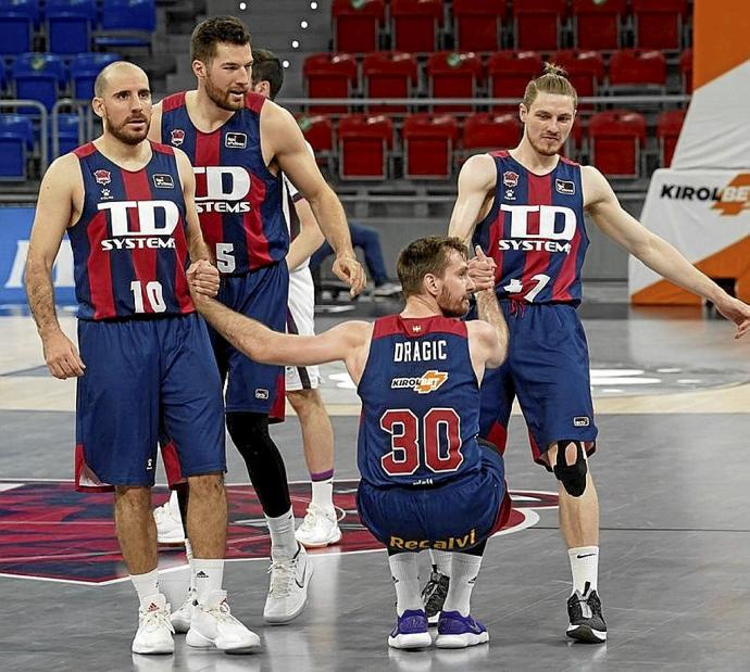 Colom, Peters y Kurucs ayudan a Dragic a levantarse. Foto: Alex Larretxi