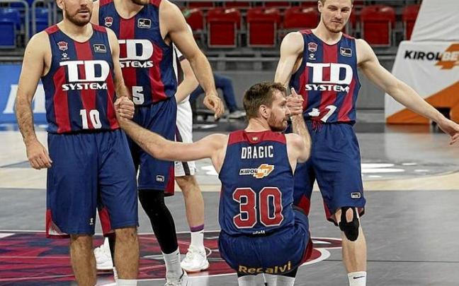 Colom, Peters y Kurucs ayudan a Dragic a levantarse. Foto: Alex Larretxi