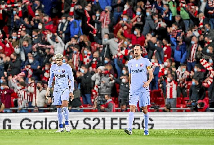 Sergio Busquets y Araújo se resienten tras un gol del Athletic en San Mamés. Foto: Europa Press