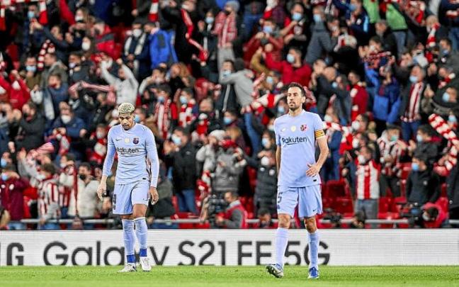 Sergio Busquets y Araújo se resienten tras un gol del Athletic en San Mamés. Foto: Europa Press