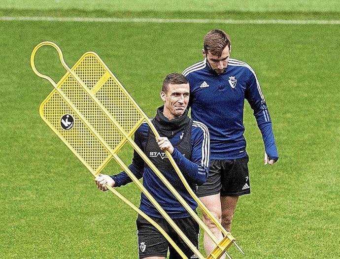 Oier y Moncayola, preparándose para el entrenamiento a puerta cerrada que completó ayer Osasuna en El Sadar. Foto: Club Atlético Osasuna