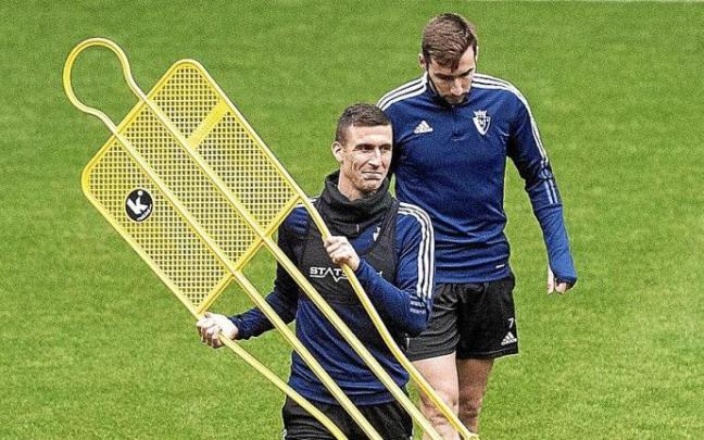 Oier y Moncayola, preparándose para el entrenamiento a puerta cerrada que completó ayer Osasuna en El Sadar. Foto: Club Atlético Osasuna