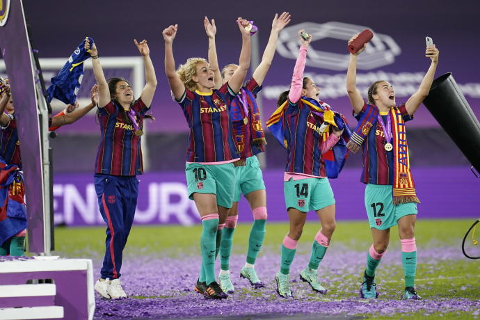 Las jugadoras del Barcelona celebran la victoria al Chelsea