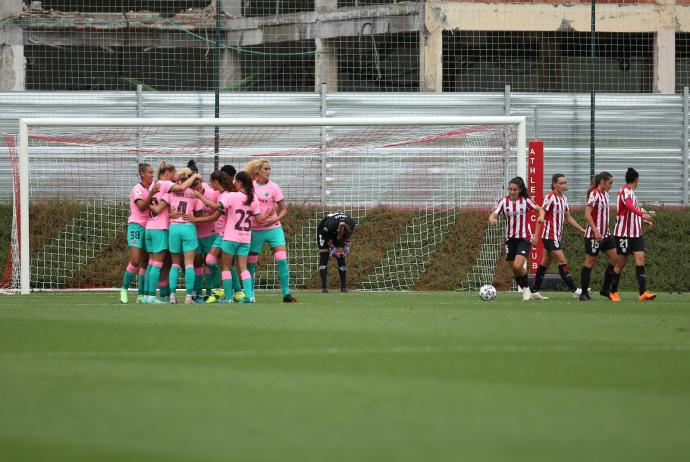 Las jugadoras del Barcelona celebran uno de los cuatro goles marcados en Lezama.