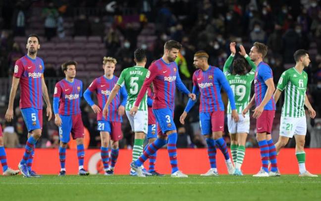 Los jugadores del Barcelona abandonan decepcionados el terreno de juego. Los jugadores del Barcelona abandonan decepcionados el terreno de juego.