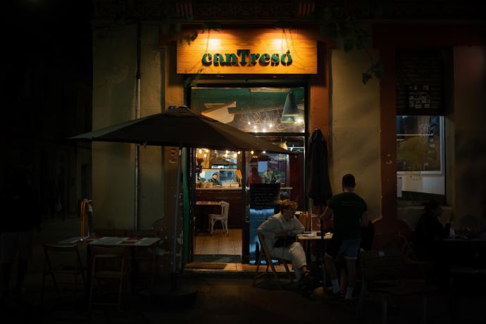 Un bar en una calle céntrica de Barcelona