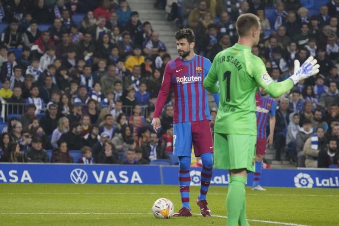 Piqué y Ter Stegen, en el área cuando se produjo el lanzamiento de la botella pequeña de cristal desde la grada de Anoeta.