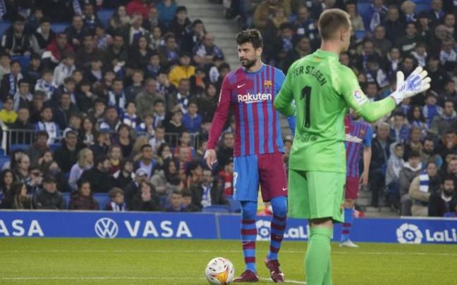 Piqué y Ter Stegen, en el área cuando se produjo el lanzamiento de la botella pequeña de cristal desde la grada de Anoeta. Piqué y Ter Stegen, en el área cuando se produjo el lanzamiento de la botella pequeña de cristal desde la grada de Anoeta.