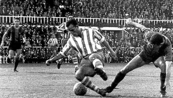 23 de octubre de 1955. Estadio de Les Corts. Barcelona-Deportivo Alavés (3-1). El albiazul Emilio Arbaizar pelea por un balón. Detrás acompañan la jugada Etxeandia y Bolado (más alejado). Foto: Archivo Familia Arbaizar