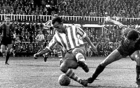 23 de octubre de 1955. Estadio de Les Corts. Barcelona-Deportivo Alavés (3-1). El albiazul Emilio Arbaizar pelea por un balón. Detrás acompañan la jugada Etxeandia y Bolado (más alejado). Foto: Archivo Familia Arbaizar