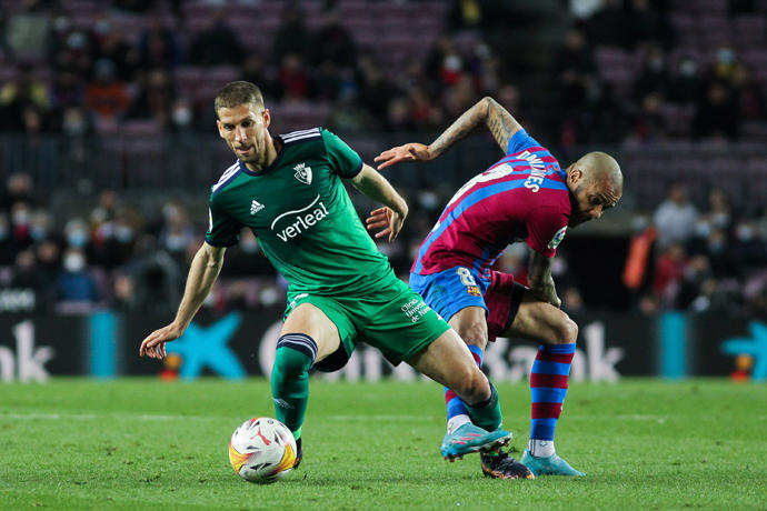 Darko se zafa de Dani Alves durante el partido.