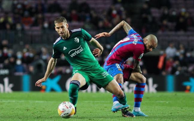 Darko se zafa de Dani Alves durante el partido.