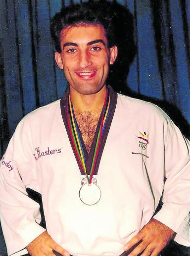 Juan Solís, posando con su medalla de plata.