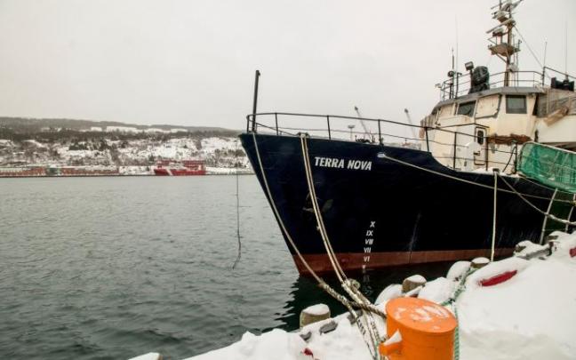 Fotografía de un barco atracado hoy, en el puerto de San Juan de Terranova (Canadá).