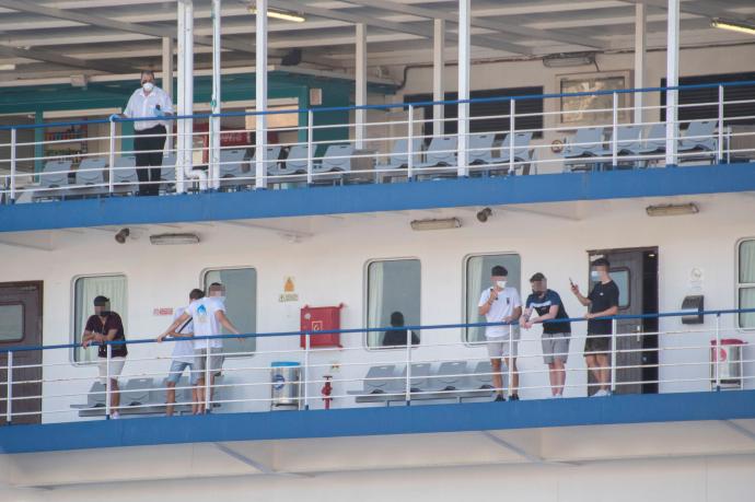 Un grupo de jóvenes en el ferry que este jueves ha salido de Mallorca.
