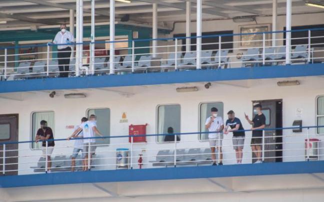 Un grupo de jóvenes en el ferry que este jueves ha salido de Mallorca.