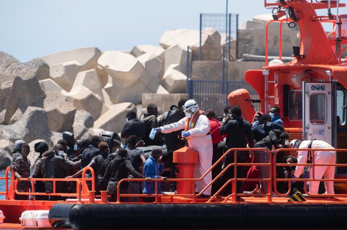 El barco al que se han subido los inmigrantes rescatados en Canarias.