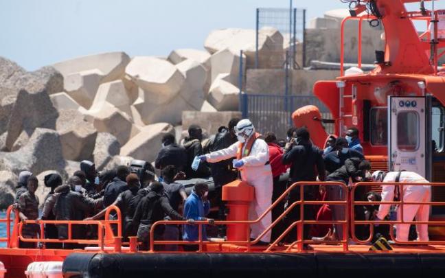 El barco al que se han subido los inmigrantes rescatados en Canarias. El barco al que se han subido los inmigrantes rescatados en Canarias.