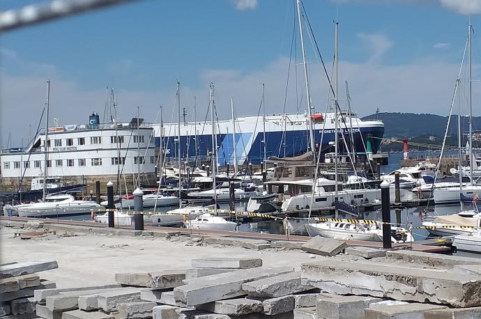 El barco permanece atracado en el muelle de trasatlánticos del Puerto de Vigo