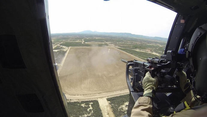 Un soldado dispara con una ametralladora hacia varias dianas ubicadas en el Polígono de Tiro de las Bardenas