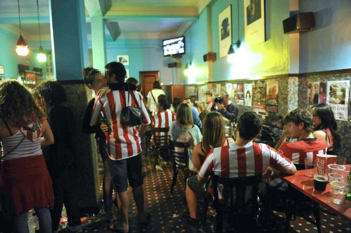 Varias personas siguen un partido del Athletic en un bar.