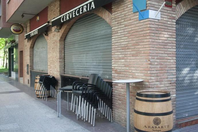 Local de hostelería de Gasteiz con las sillas de la terraza recogidas.