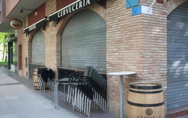 Local de hostelería de Gasteiz con las sillas de la terraza recogidas. Local de hostelería de Gasteiz con las sillas de la terraza recogidas.