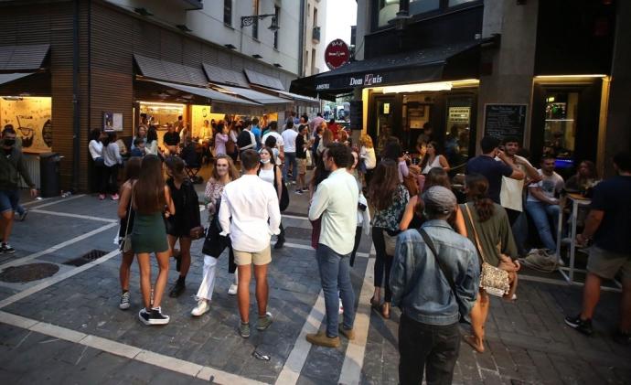 Jóvenes en San Nicolás la noche del pasado viernes.