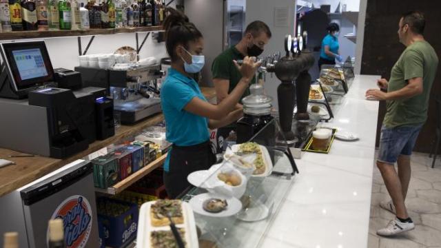 Se restringe el horario de apertura de bares y comercios los días 1 y 6 de enero.