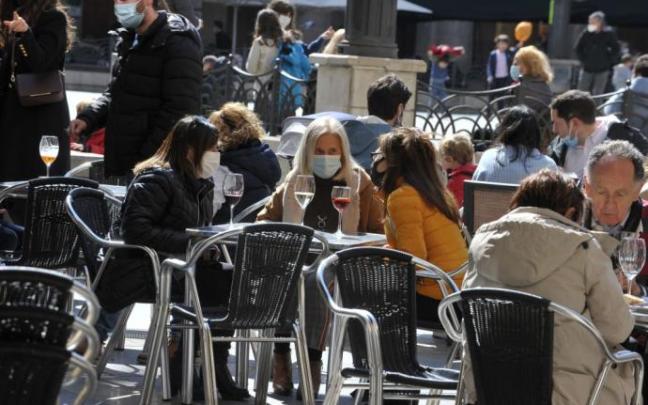 Varias personas en una terraza bilbaina Varias personas en una terraza bilbaina