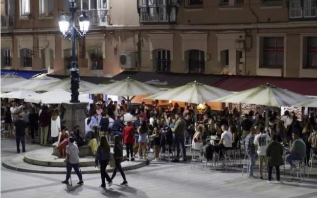 Ambiente en una calle de bares de Santander. Ambiente en una calle de bares de Santander.