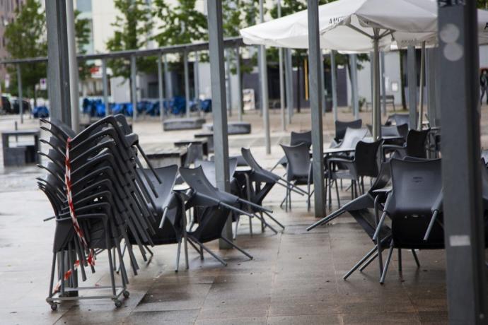 Una terraza de bar recogida por la lluvia.